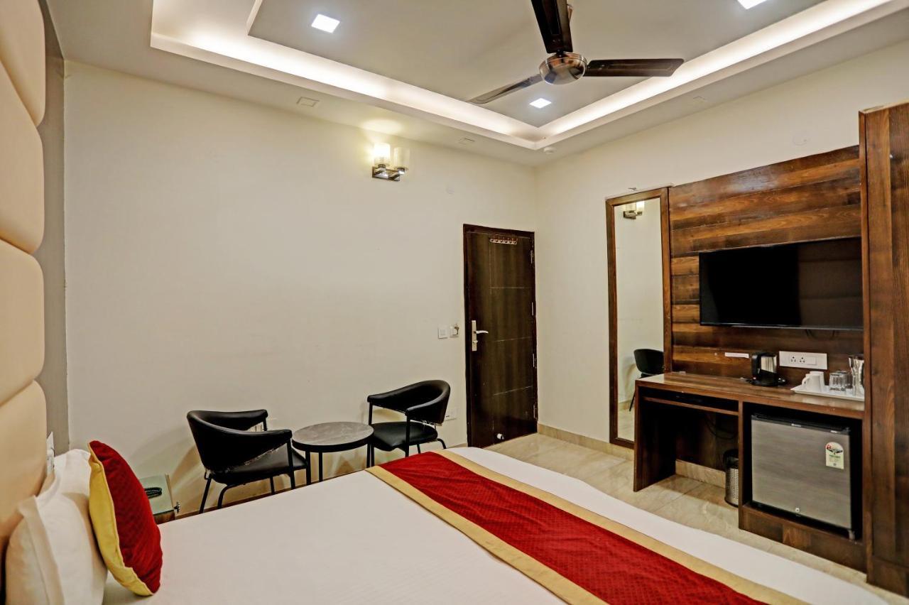 Staybook Hotel Atlanta New Delhi Train Station Bagian luar foto