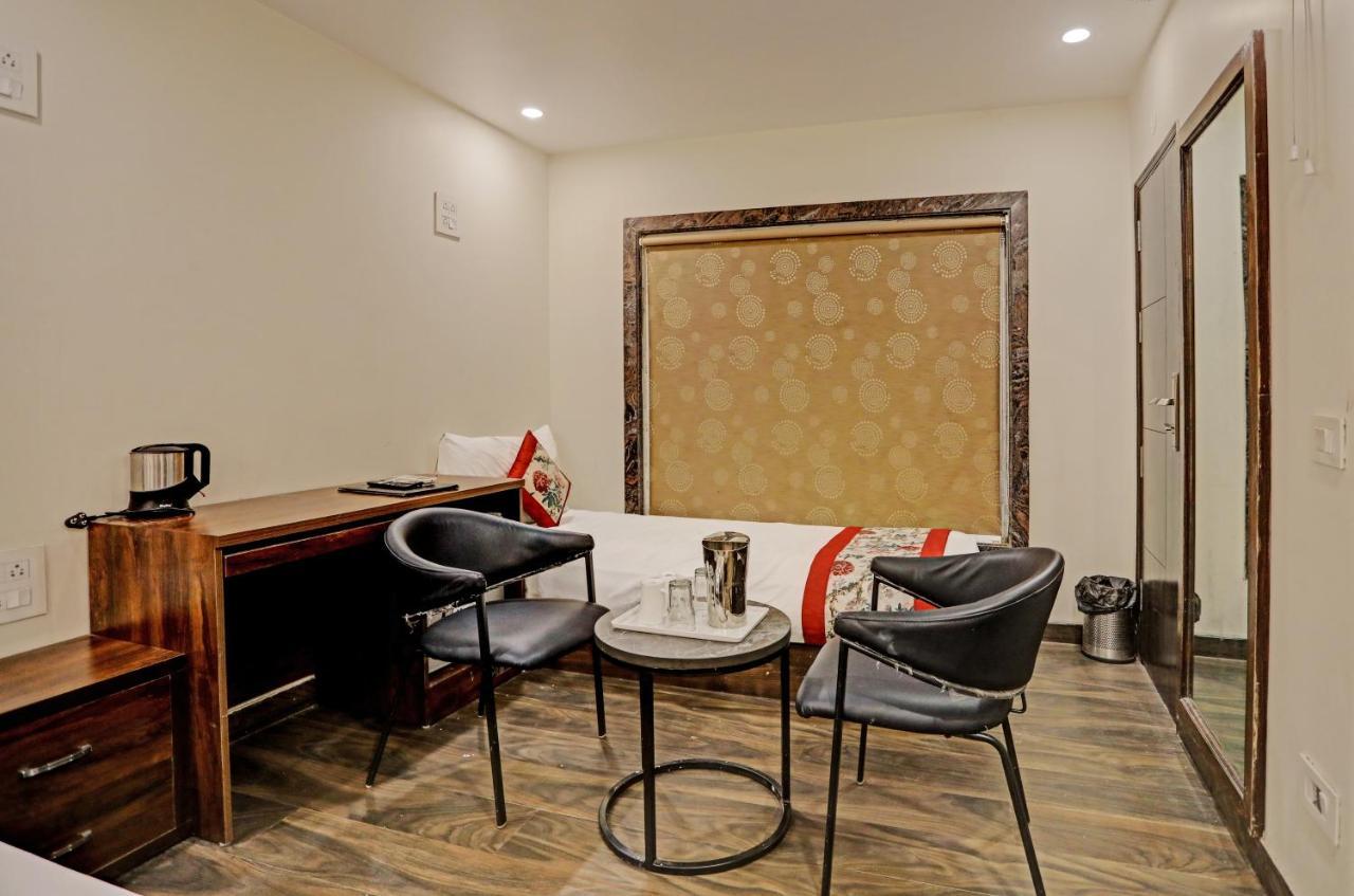 Staybook Hotel Atlanta New Delhi Train Station Bagian luar foto
