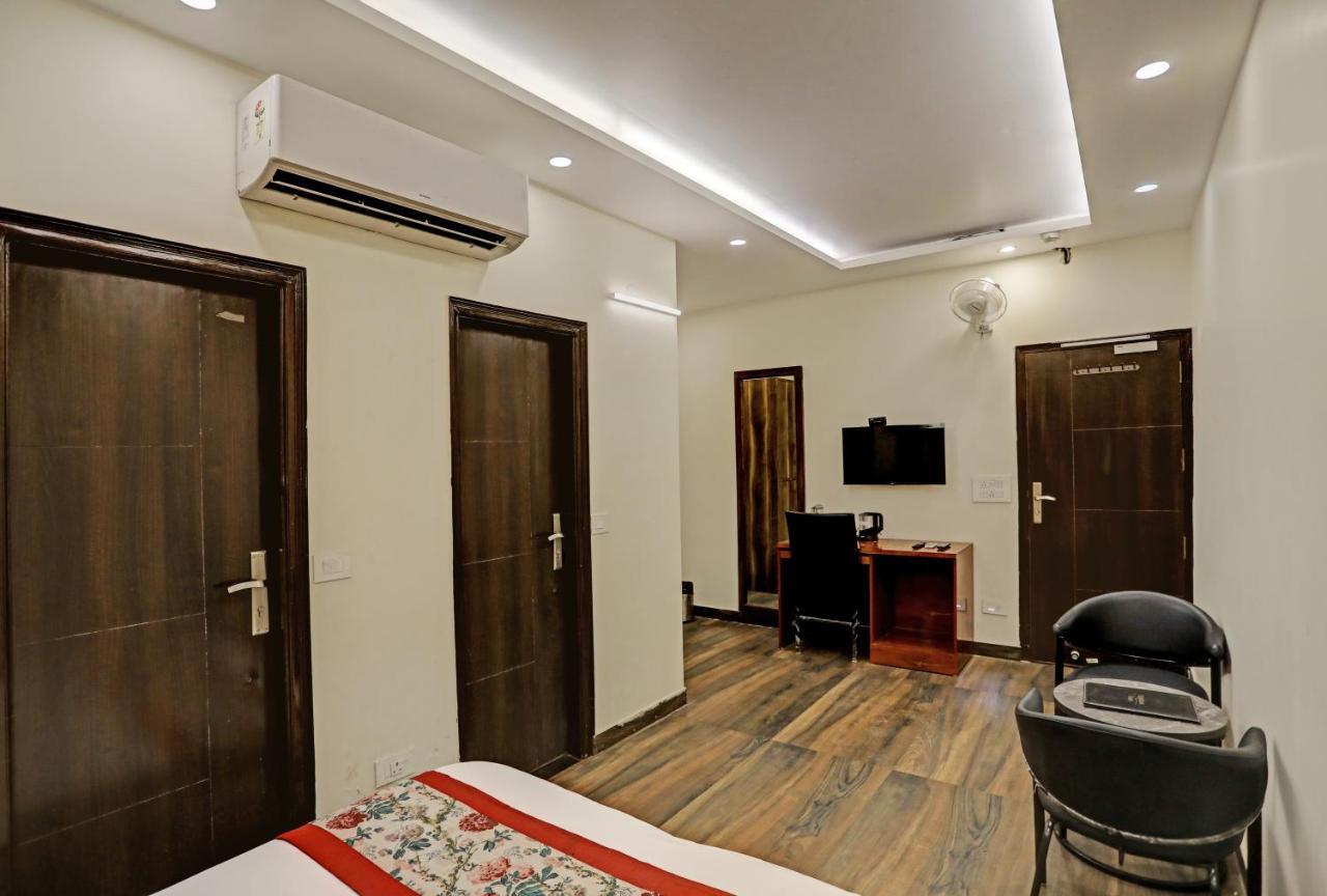 Staybook Hotel Atlanta New Delhi Train Station Bagian luar foto