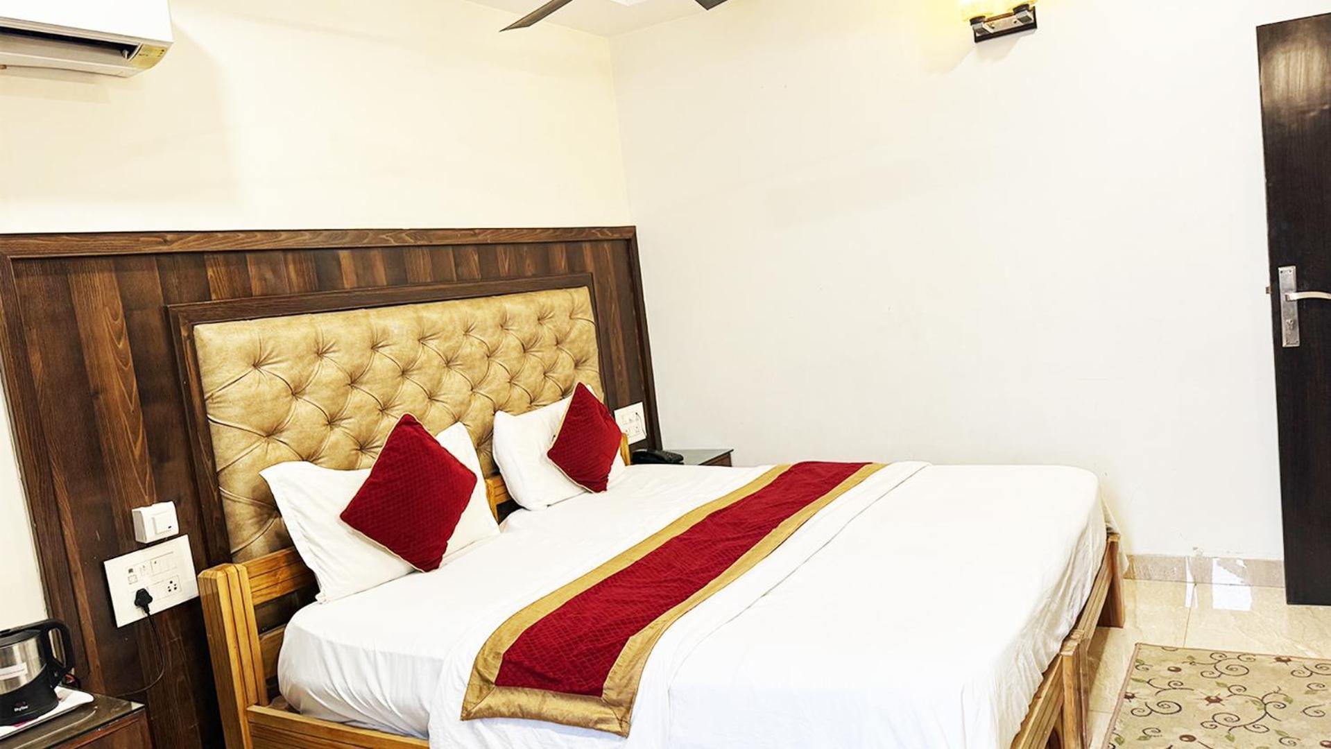 Staybook Hotel Atlanta New Delhi Train Station Bagian luar foto