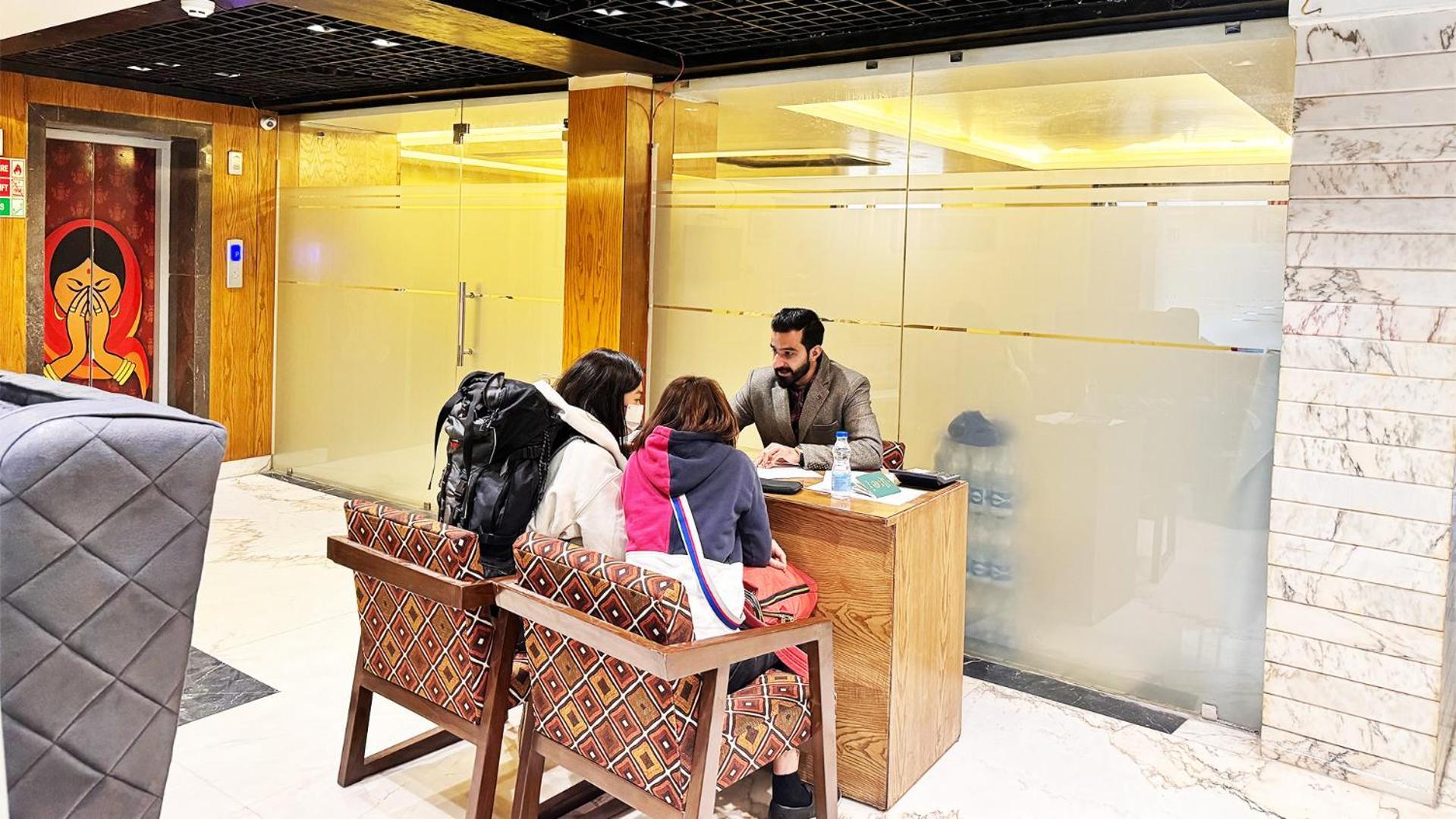 Staybook Hotel Atlanta New Delhi Train Station Bagian luar foto