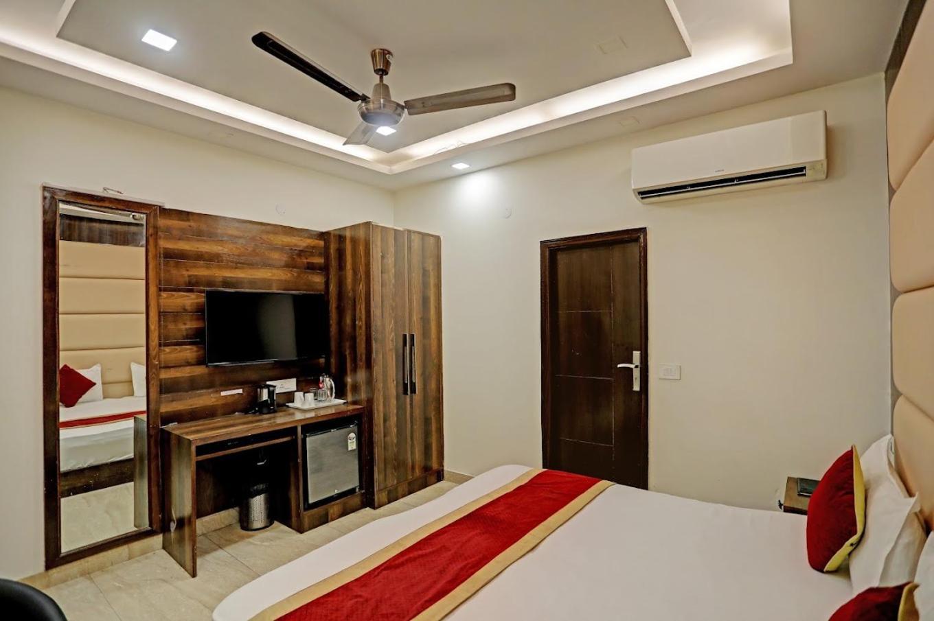 Staybook Hotel Atlanta New Delhi Train Station Bagian luar foto