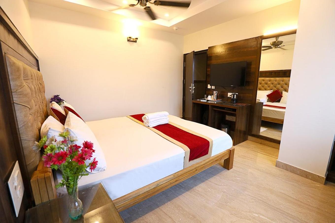 Staybook Hotel Atlanta New Delhi Train Station Bagian luar foto