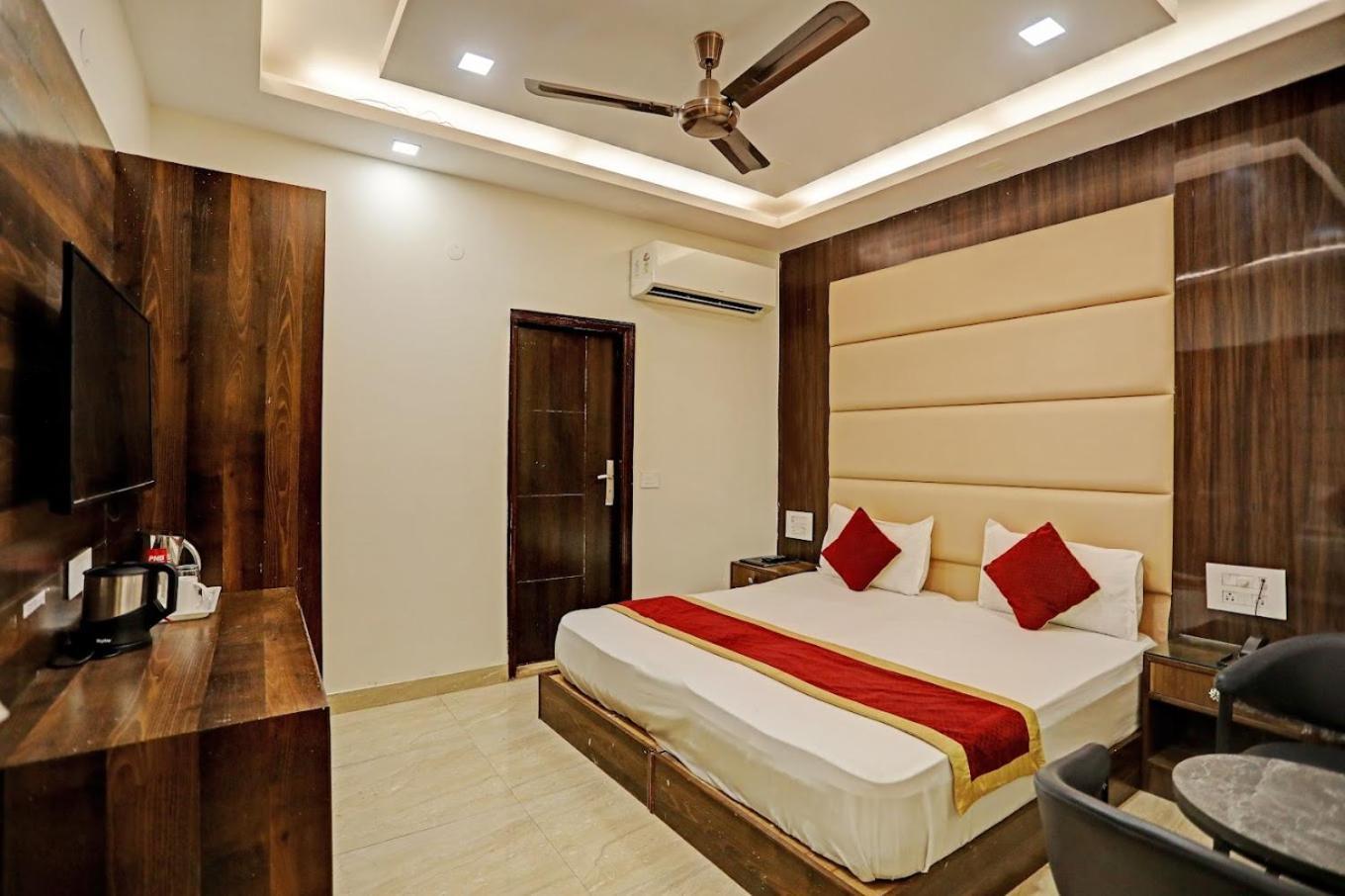 Staybook Hotel Atlanta New Delhi Train Station Bagian luar foto