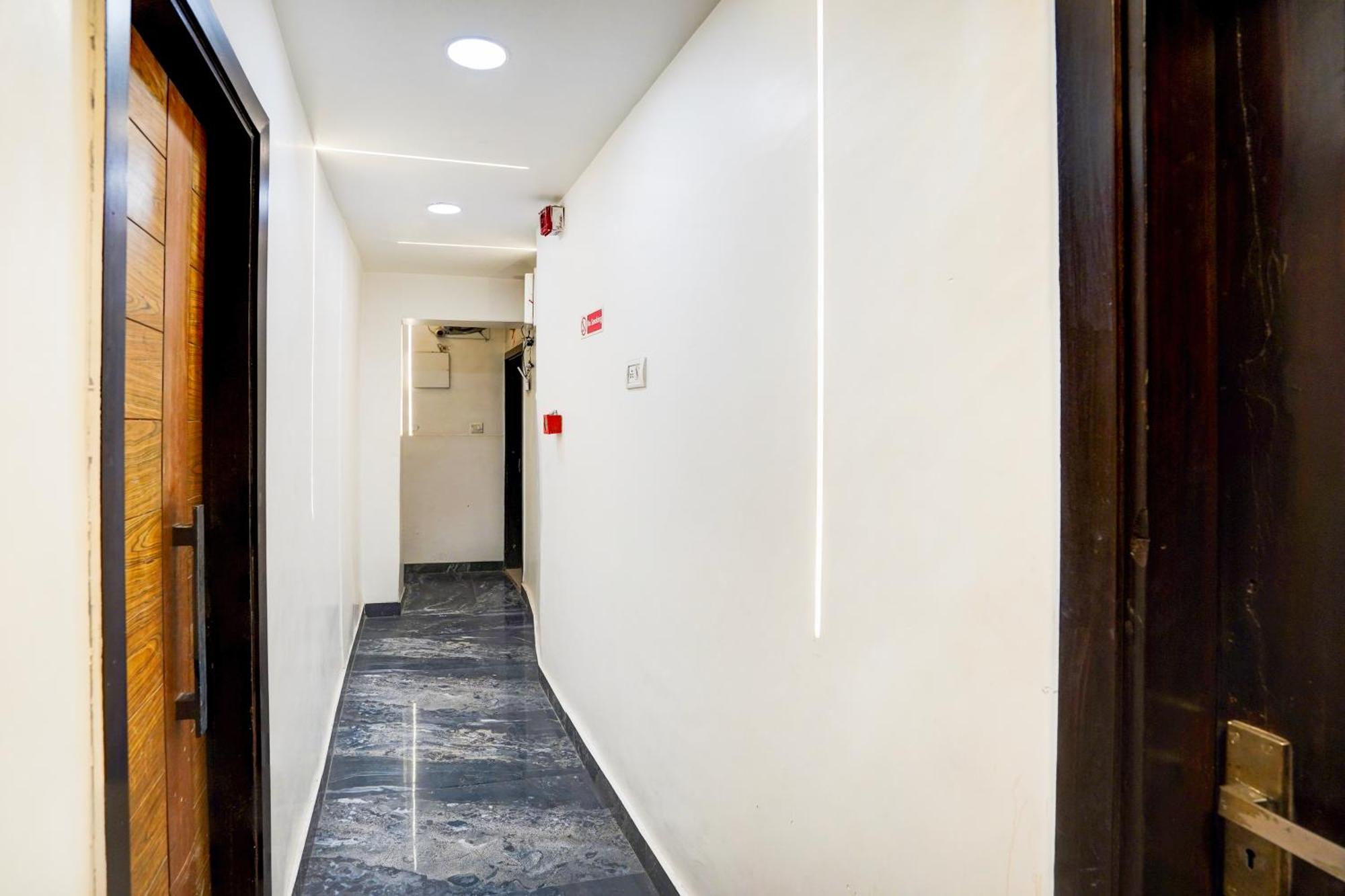 Staybook Hotel Atlanta New Delhi Train Station Bagian luar foto
